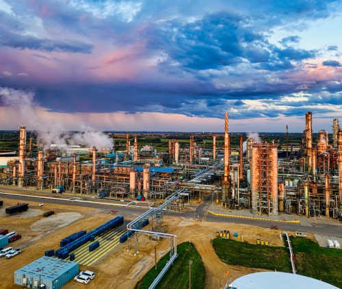 Industriegebied onder een bewolkte hemel, 30 november2021.